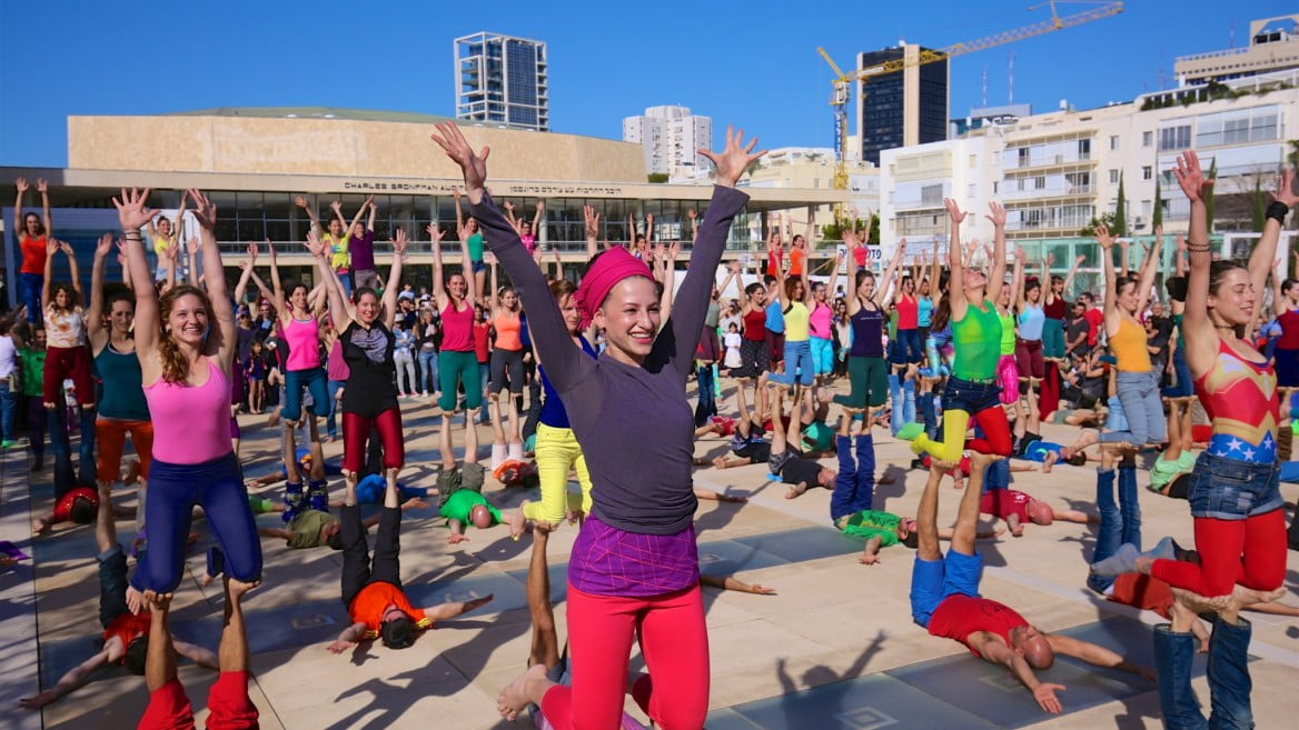 Flash mob d'acroyoga à Tel-Aviv