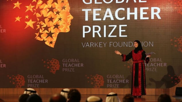 Une professeur palestinienne sacrée meilleure enseignante au monde, le public scande des slogans guerriers
