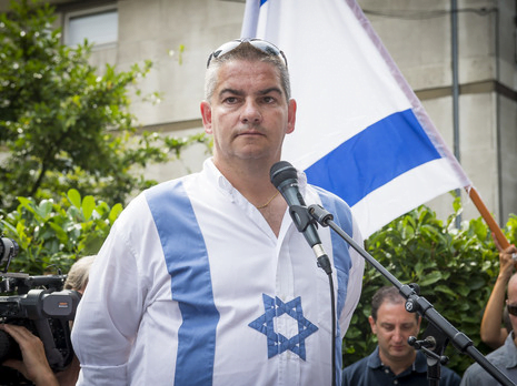 Bruxelles: Une musulmane cache le drapeau israélien sous un drapeau palestinien