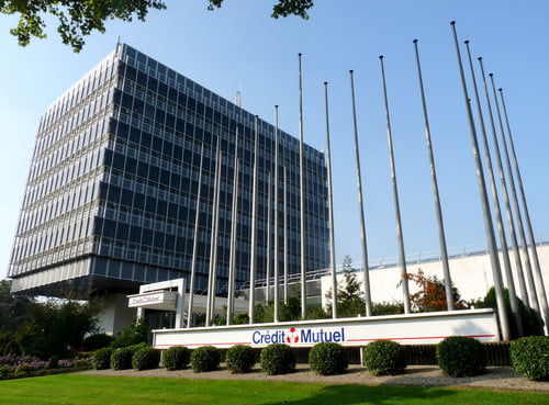 L'ambassade de France en Israël affirme que le Crédit Mutuel viole la loi Lellouche