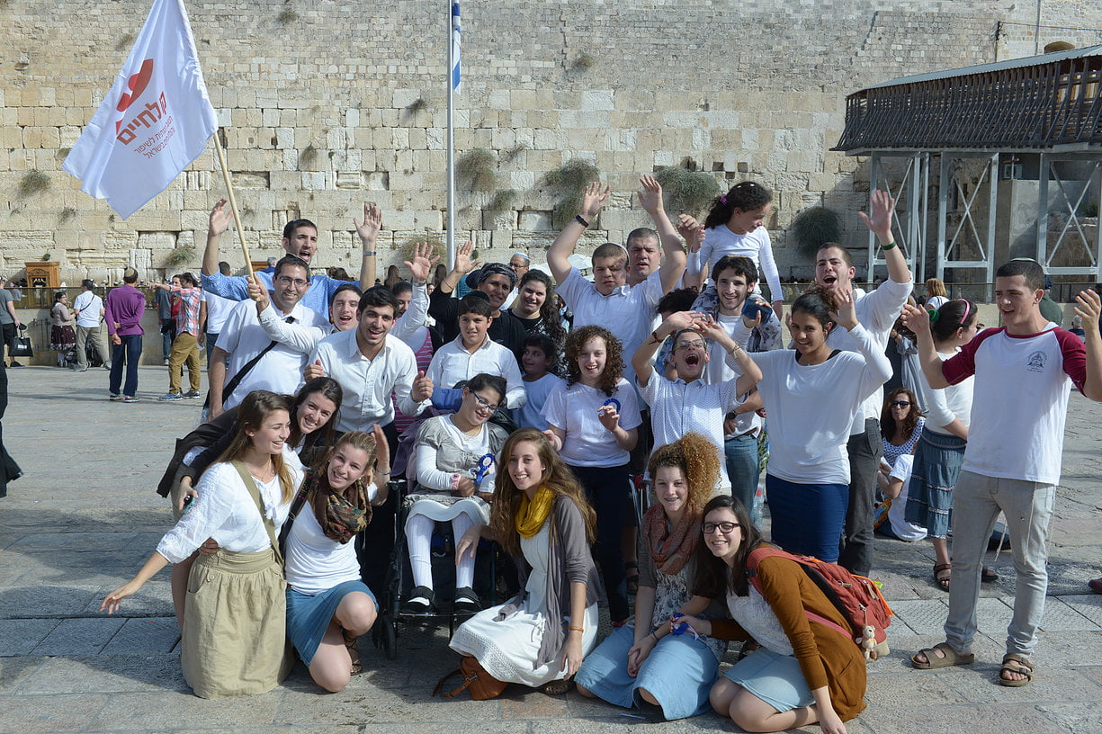 Bar et Bat Mitsvah inoubliable au Kotel pour 22 enfants malades