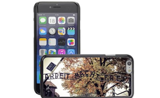 Une coque de téléphone avec l’image du camp d’extermination d’Auschwitz