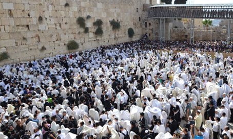 La bénédiction des Cohanim sur le point de commencer au Kotel