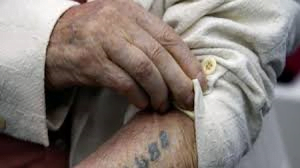 Le gouvernement fait un geste pour les survivants de l’Holocauste avant Pessach