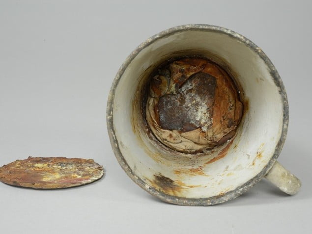 Auschwitz : des bijoux retrouvés dans une tasse 70 ans après