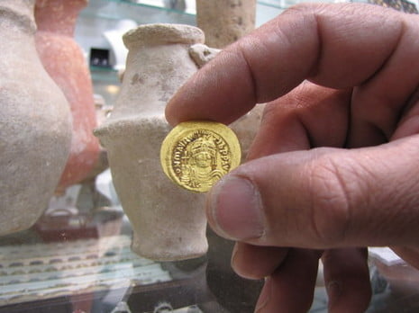Des milliers d’objets antiques saisis dans un magasin à Jérusalem