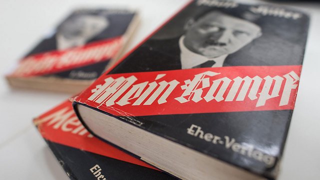 Les recettes de la vente de Mein Kampf iront aux survivants de la Shoah