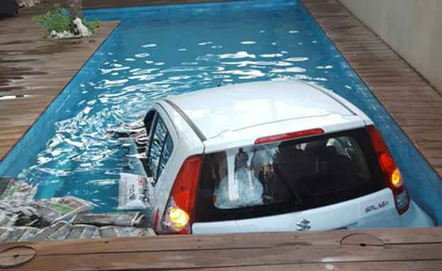 Il passe la marche arrière au lieu de la première et se retrouve dans une piscine