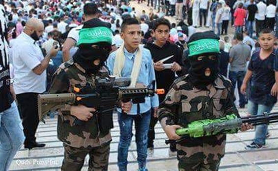 Des enfants palestiniens déguisés en membre du Hamas au Mont du Temple