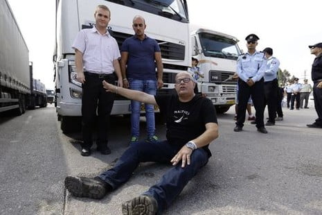 Manifestation israélienne contre l'entrée de marchandises à Gaza