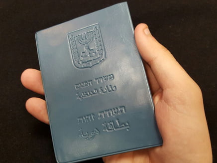 La contrefaçon de cartes d'identité chez les adolescents est en plein essor