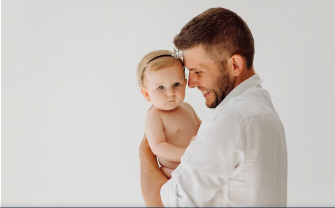 Les jeunes papas pourront eux-aussi sortir une plus tôt du travail pour s’occuper de leurs enfants