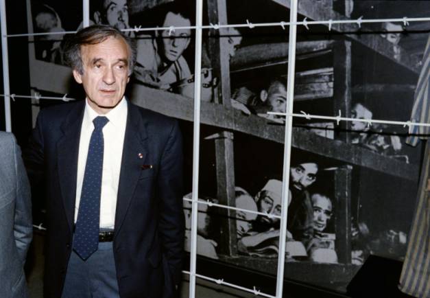 Les Juifs de Roumanie pleuraient dimanche le prix Nobel de la paix Elie Wiesel, un rescapé de la Shoah originaire de ce pays qui a oeuvré pour que Bucarest reconnaisse sa responsabilité dans cette page sombre de l'Histoire. "Nous regrettons énormément le décès d'Elie Wiesel, un homme qui nous a légué le devoir de préserver la mémoire de l'Holocauste et de veiller à ce que cette tragédie ne se répète pas", a déclaré à l'AFP le président de la Fédération des communautés juives de Roumanie, Aurel Vainer. "C'est grâce à son travail que la Roumanie a proclamé en 2004 une Journée nationale de commémoration de l'Holocauste, marquée tous les ans le 9 octobre", date marquant le début des déportations des Juifs en Transdniestrie par le maréchal pro-nazi roumain Ion Antonescu, en 1941. En 2003, après un tollé international provoqué par des propos de l'ancien président Ion Iliescu relativisant l'Holocauste, Bucarest décida de mettre en place une commission internationale d'experts pour faire la lumière sur le rôle de la Roumanie --nié jusque là-- dans l'extermination des Juifs. Elie Wiesel fut nommé président de cette commission. Selon le rapport rendu par ces experts en 2004 et endossé par Bucarest, entre 280.000 et 380.000 Juifs roumains et ukrainiens sont morts sous le régime Antonescu entre 1940 et 1944, dans les territoires contrôlés par la Roumanie. "Elie Wiesel s'est beaucoup investi dans les travaux de cette commission et a oeuvré pour que l'on aboutisse à un consensus sur de nombreux points", a expliqué M. Vainer, alors que certaines voix rejettent toujours toute responsabilité de Bucarest dans la Shoah. "Je suis né en Roumanie et j'avais lu tout ce qui concerne l'Holocauste et pourtant j'ignorais ce qui s'est passé en Transdniestrie", avouait M. Wiesel en 2004, lors de la publication de ce rapport. "Je ne savais pas qu'il y avait eu tant de brutalité, née exclusivement de l'antisémitisme", avait-il ajouté. Né le 30 septembre 1928 à Sighet (ville du nord de la Roumanie qui en 1940 avait été rattaché à la Hongrie), dans une famille pauvre, Elie Wiesel est déporté à 15 ans à Auschwitz-Birkenau où sa mère et sa plus jeune soeur sont assassinées. Son père meurt devant lui à Buchenwald où ils ont été transférés. Ses souvenirs d'enfant déporté furent racontés dans son premier roman, "La nuit" (1958). - 'Une grande perte' - "C'est une grande perte non seulement pour la communauté juive mais pour l'humanité dans son ensemble", confie à l'AFP Liviu Beris, un survivant de l'Holocauste qui avait travaillé aux côtés d'Elie Wiesel au sein de la commission d'experts. Il évoque la capacité de l'historien d'"empathie avec la souffrance humaine" et sa révolte "contre toute forme d'injustice". Selon lui, Elie Wiesel, membre de l'Académie roumaine depuis 1996, n'a jamais oublié sa ville natale et les gens ayant marqué son enfance. A Sighet, la maison où il est né a été transformée en lieu de souvenir de l'Holocauste en 2002, et "les habitants lui portent un souvenir empreint de respect", a ajouté M. Beris. "Avec la disparition d'Elie Wiesel nous avons tous perdu l'une des voix les plus fortes s'élevant contre l'oubli et le négationnisme", a affirmé le président roumain Klaus Iohannis dans un communiqué. "La leçon de vie offerte au monde entier sera toujours pour nous une source d'inspiration", a-t-il ajouté. Le prix Nobel de la paix était venu pour la dernière fois en Roumanie en 2002, pour une visite lors de laquelle il fut décoré par M. Iliescu pour son rôle dans la "promotion de la paix". Deux ans plus tard il renvoyait la médaille à l'ex-chef de l'Etat, en dénonçant la décision de ce dernier de décorer également deux "antisémites et negationnistes connus", le poète et chef de l'extrême droite Corneliu Vadim Tudor et l'historien Gheorghe Buzatu. "Elie Wiesel demeurera une référence de droiture morale", a déclaré dimanche la porte-parole de l'Institut de recherche sur l'Holocauste fondé en 2005 à Bucarest et portant le nom du prix Nobel.