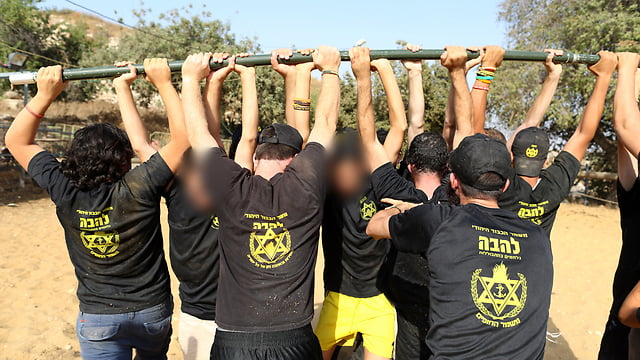Israël: Camp d'entrainement militaire pour les jeunes des collines