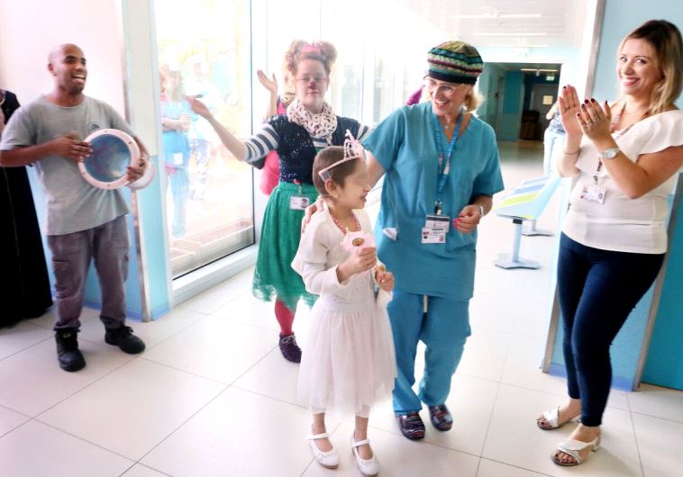 Une fillette syrienne rentre chez elle après avoir été guérie d'une maladie de sang en Israël