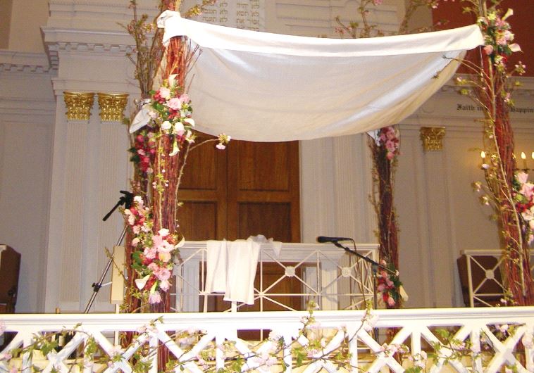 Saison des mariages: Des rabbins recommandent des contrats de mariage