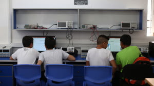 Un laboratoire d'electronique dans le nouveau lycée technologique de Jérusalem-Est