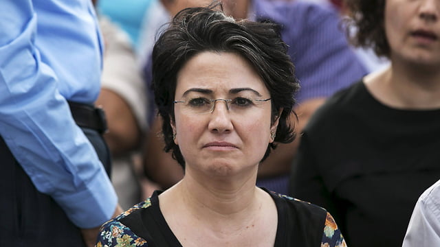 La député arabe Zoabi conduit sans permis de conduire et en train de téléphoner