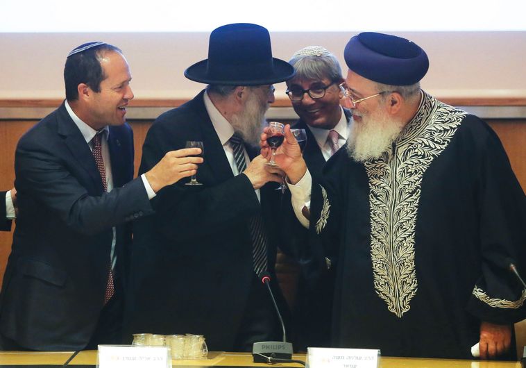 Le maire de Jérusalem Nir Barkat avec les deux grands rabbins de la capitale