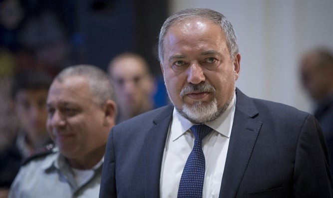 Après l'attaque par la secte Néturei Karta d'un rabbin, Liberman exige des mesures fermes