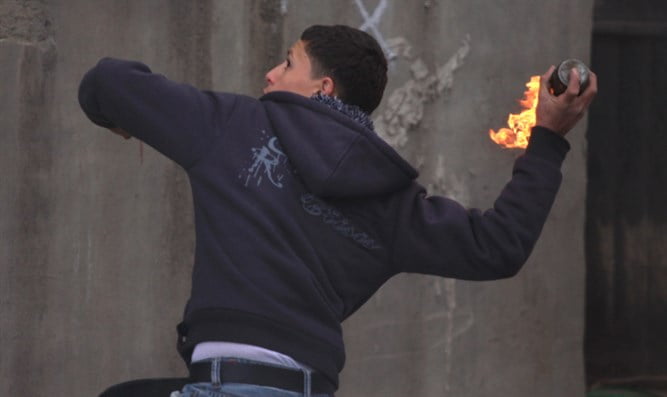 27 palestiniens arrêtés et deux soldats blessés dans une opération en Judée Samarie