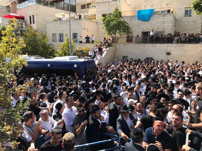 Recueillement à Jérusalem lors des obsèques du rabbin Sitruk