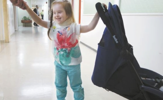 Jérusalem: Une petite fille paralysée remarche après une opération complexe