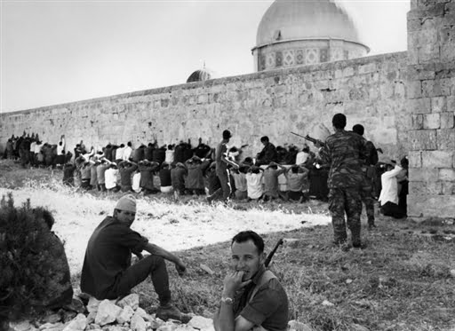 des soldats israeliens surveillent des prisonniers de guerre jordaniens et palestiniens à Jerusalem en juin 1967.