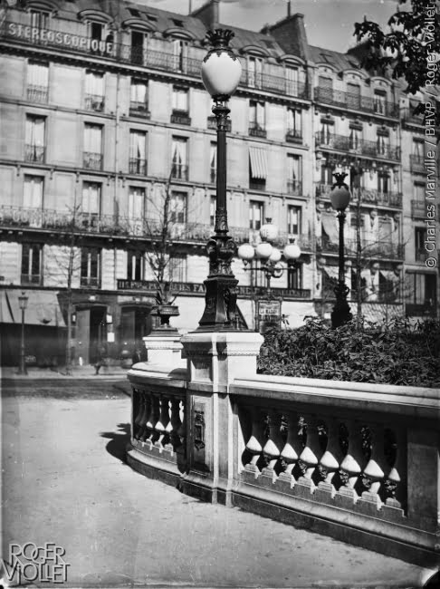 Réverbère, square des Arts et Métiers, Paris (Xème arr.). 1864-1869. Photographie de Charles Marville (1813-1879). Bibliothèque historique de la Ville de Paris.