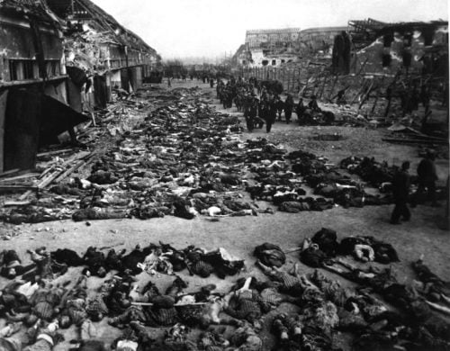 Des rangées de corps de détenus morts remplissent la cour de Lager Nordhausen, un camp de concentration de la Gestapo 