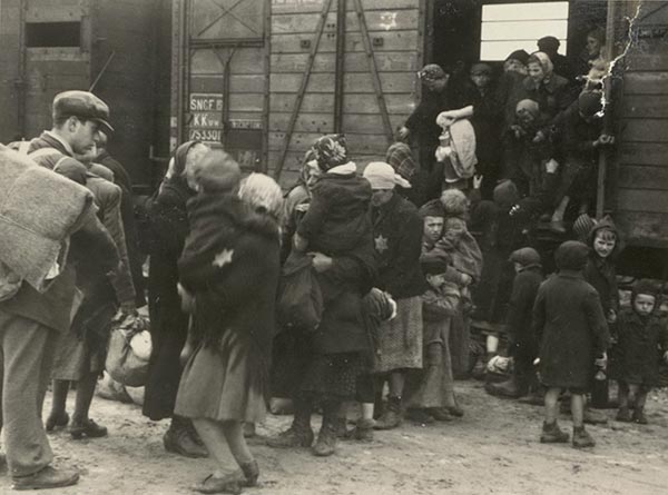 Alliés et Allemands rendent impossible le ravitaillement des Juifs internés