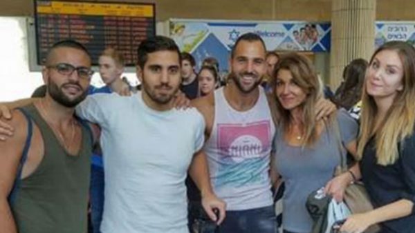 Amanda Hanna (à droite) avec des amis à l'aéroport Ben Gurion, Israël en 2016