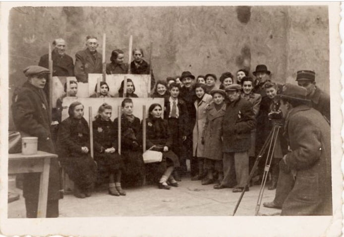 Enfants juifs photographiés pour carte d'identité avec étoile jaune 