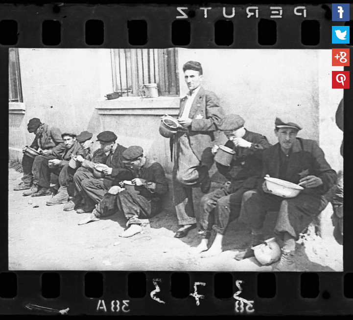Photo: des hommes reçoivent une soupe à la cantine.