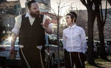Dans la communauté juive ultra orthodoxe de Brooklyn, des batailles de veuf pour la garde de son fils. Un drame tendre accompli entièrement en yiddish, le film explore intimement la nature de la foi et le prix de la parentalité.