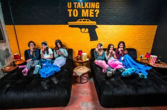 Regarder son film préféré sur un lit king-size