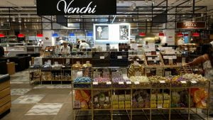 Eataly se subdivise en plusieurs surfaces et ne propose que que des matières premières.