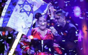 Israël a remporté le concours de l’Eurovision le 12 mai dernier. Cette victoire permet donc à Israël le droit d’organiser la prochaine édition de l’Eurovision, un événement qui devrait permettre une exposition mondiale de l’État hébreu.