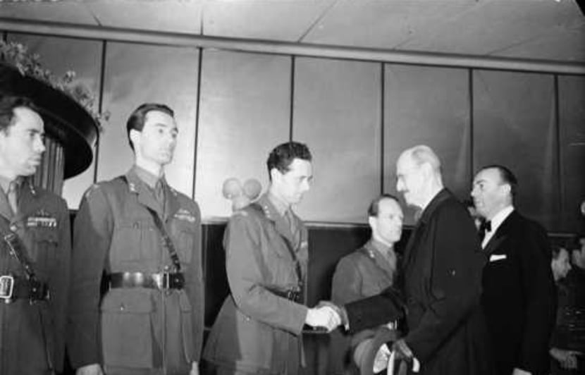 joachin-ronneberg-compagnons-rencontrant-roi-norvege-1948