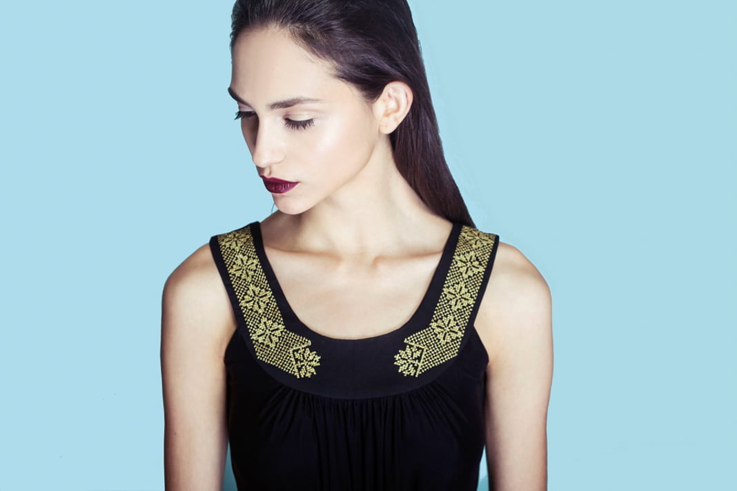 La broderie palestinienne traditionnelle, transmise de génération en génération par les femmes des Collines du sud de Hébron, embellit cette robe créée par une conceptrice israélienne. (© Two Neighbors)