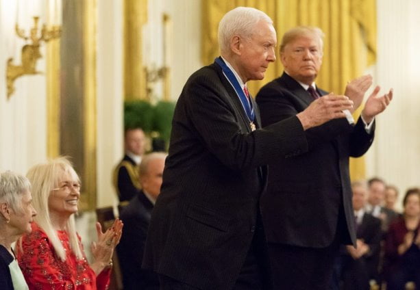 Le sénateur Orin Hatch salue le public après avoir reçu la Médaille de la liberté, le 16 novembre . (La Maison Blanche)