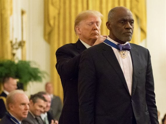 Le président Donald Trump remet la Médaille de la liberté à Alan Page. (Andrea Hanks/La Maison Blanche)