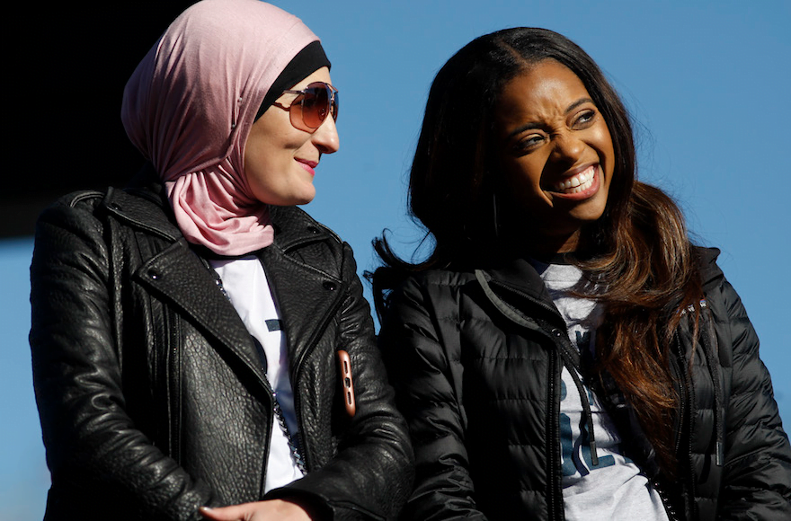La coprésidente de la Marche des femmes, Linda Sarsour (à gauche) et Tamika Mallory, lors d'un rassemblement pour l'inscription des électeurs au stade Sam Boyd à Las Vegas, le 21 janvier 2018.
