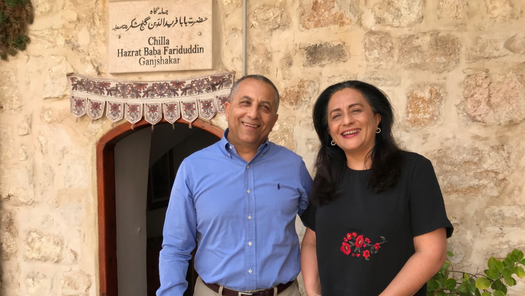 Nazir Hussain Ansari et sa femme devant l'hospice indien 