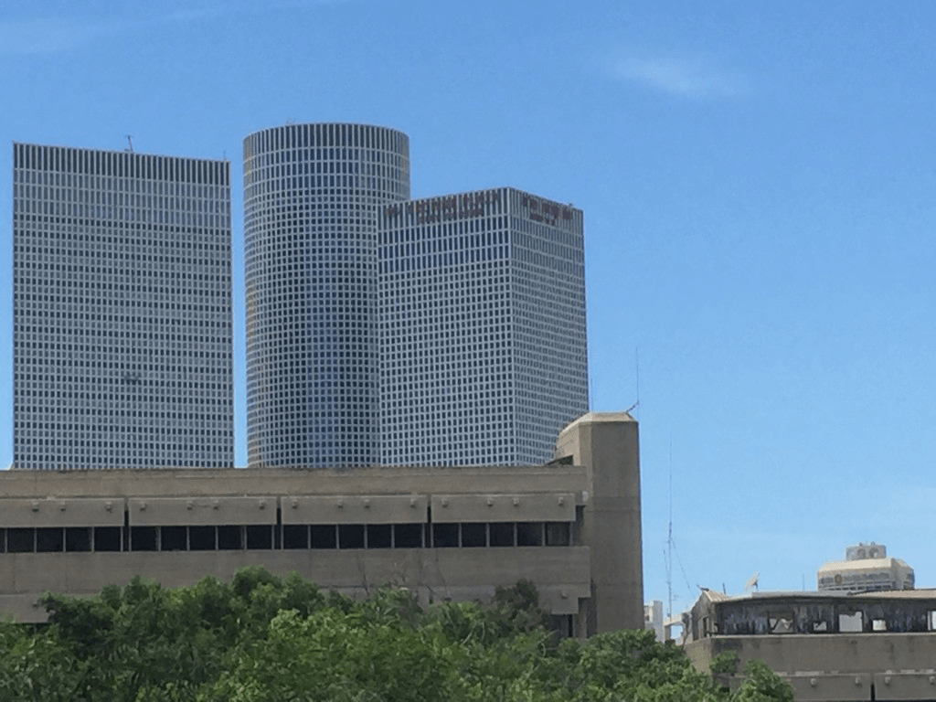 Début de la construction de la tour spirale du Centre Azrieli 