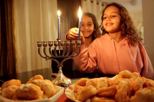 L'obligation des femmes d'allumer les bougies de hannouca
