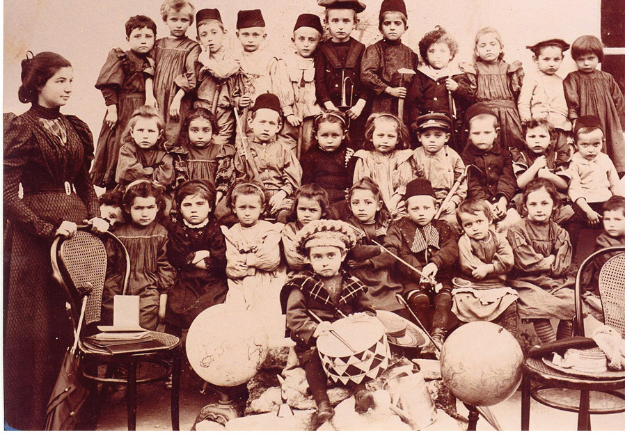 Un jardin d'enfants à Rishon Lezion, vers 1898... (crédit photo : Wikimedia Commons)