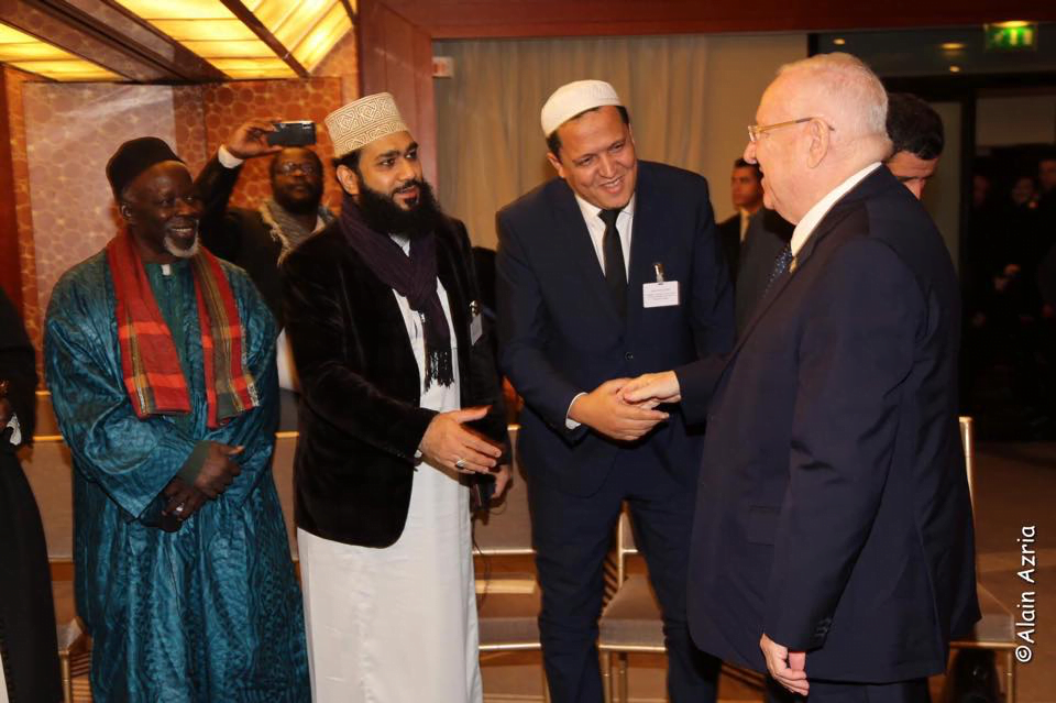 L'imam Hassen Chalghoumi (à gauche) serre la main du président israélien Reuven Rivlin (à droite) avant une réunion avec les autorités musulmanes françaises ...