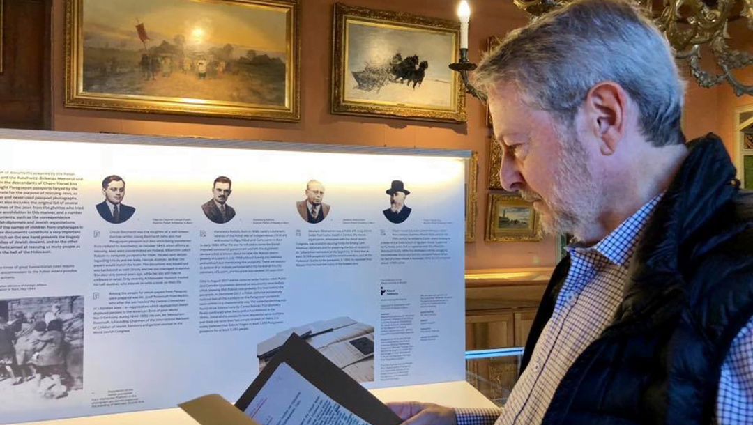 Jeffrey Cymbler examine les documents liés au Groupe bernois en Suisse en 2017. (Courtoisie de Cymbler)