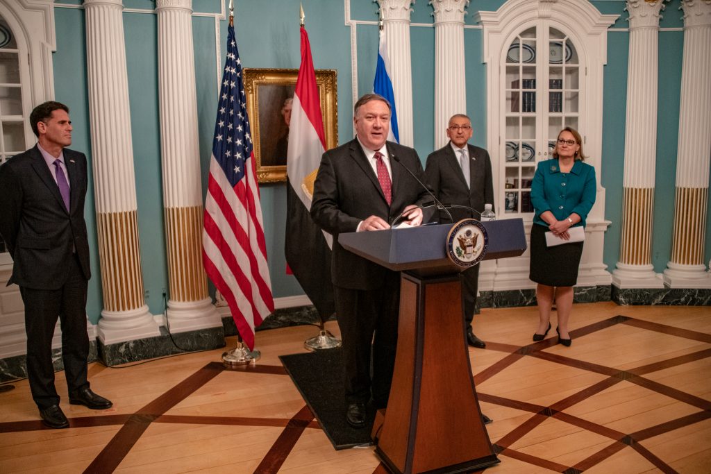 Le secrétaire d’État, Mike Pompeo, prononce une allocution le 30  avril à l’occasion de la commémoration du 40e anniversaire de la signature  de l’accord de paix entre l’Égypte et Israël, en compagnie de l’ambassadeur d’Israël, M. Dermer (à gauche), et de l’ambassadeur de l’Égypte, M. Reda (2e à partir de la droite). (Département d’État/Ron Przysucha)
